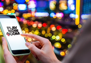 Personne jouant sur un appareil mobile