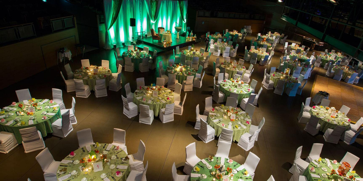 Salle aménagée pour un mariage
