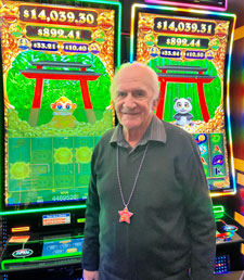 Gagnante du jackpot près d’une machine à sous