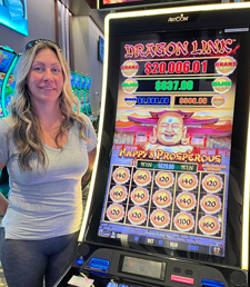 Gagnante du jackpot près d’une machine à