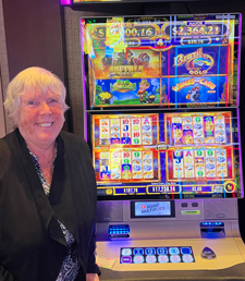 Gagnante du jackpot près d’une machine à sous