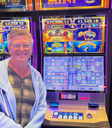 Gagnante du jackpot près d’une machine à sous