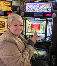 Gagnante du jackpot près d’une machine à sous