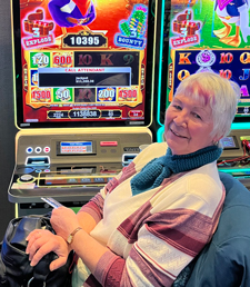 Gagnante du jackpot près d’une machine à sous