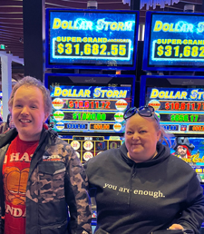 Gagnante du jackpot près d’une machine à sous