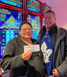 Gagnante du jackpot près d’une machine à sous