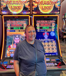 Gagnante du jackpot près d’une machine à sous