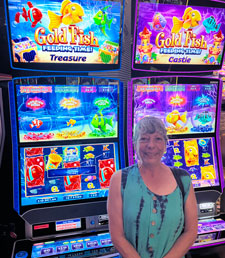Gagnante du jackpot près d’une machine à sous